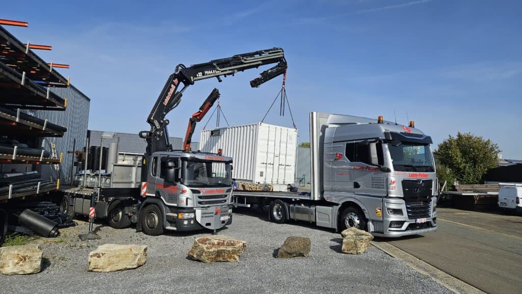 Photo d'un chargement d'un container par une grue de manutention sur un camion de transport de l'entreprise Lejoly-Pothen