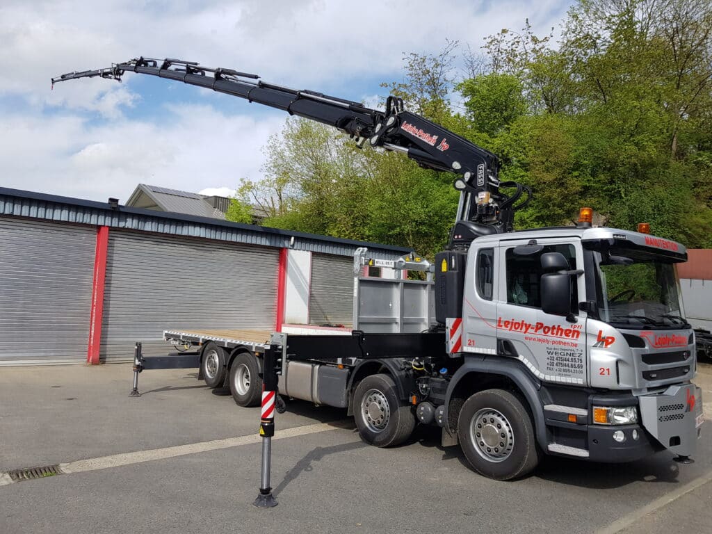 Photo d'un camion de l'entreprise Lejoly-Pothen avec sa gue de manutention déployée