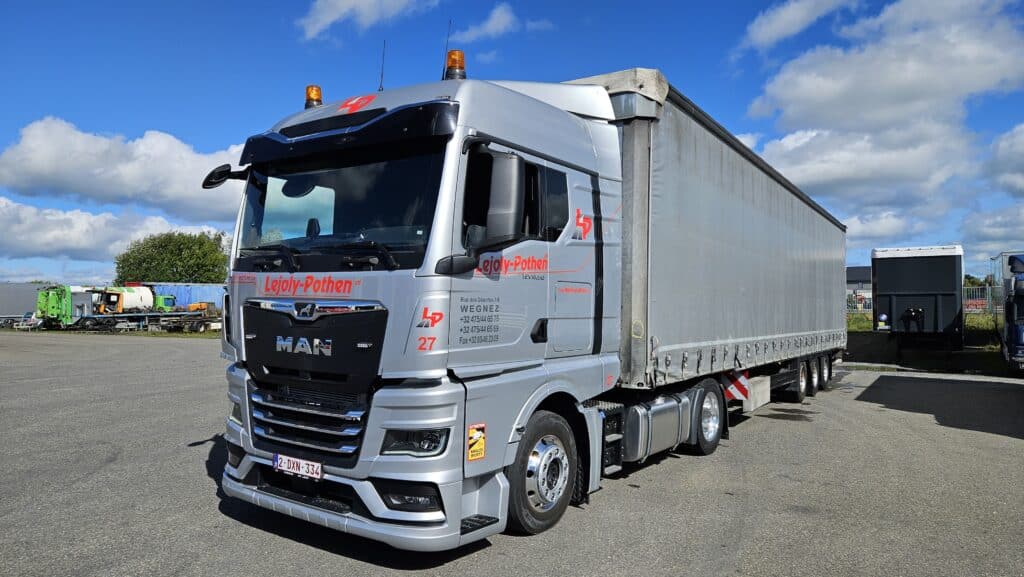 Photo d'un camion de transport express international de l'entreprise Lejoly-Pothen