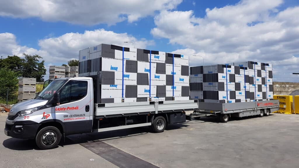 Photo d'une camionnette de transport express groupé chargée de l'entreprise Lejoly-Pothen avec un plateau de transport et une remorque