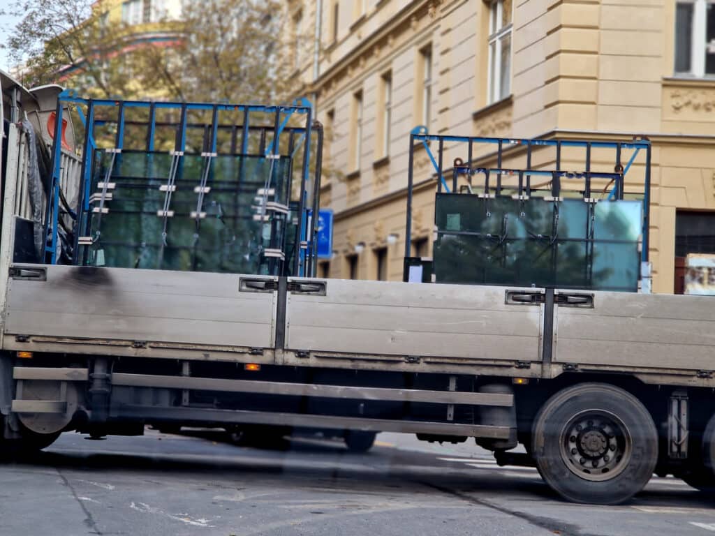 transport of glass windows and plate glass for installation orders. metal stands